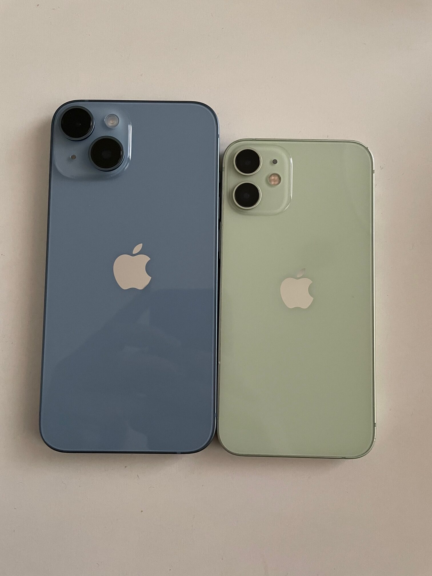 iPhone 12 mini och iPhone 14